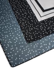 Čierna dámska šatka s logom SZADT-0192-9P(W26), detail produktu na bielom pozadí.