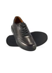 Herren-Sneaker aus Leder in Marineblau BUTYM-0484-7E(W26) - Produktansicht leicht diagonal, auf weißem Hintergrund.