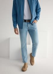 Béžové semišové pánske topánky BUTYM-0530-1B(W26) - pohľad spredu na produkt, na modelke, na svetlom pozadí. Viditeľná silueta po polovičnú dĺžku.