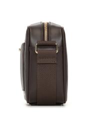 Hnedá dámska kabelka s monogramom TOREC-1290-1I(Z26), pohľad na produkt zboku na bielom pozadí.