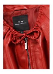 Dámska červená kožená bunda KURDS-0588-4B(W26), detailný záber produktu na bielom pozadí.