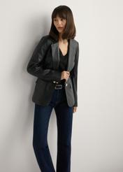 Dámska čierna kožená bunda KURDS-0445-99(W26), pohľad spredu na produkt na modelke. Viditeľná polovica siluety.