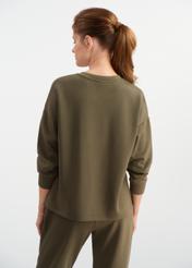 Dámska kaki mikina BLZDT-0112-55(W25) - zadný pohľad na model, na bielom pozadí. Celá silueta je viditeľná do polovice.
