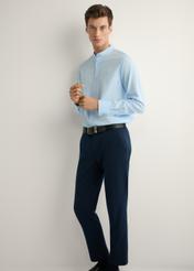 Pánska bavlnená košeľa KOSMT-0326-7A(W26), pohľad spredu na produkt na modelke. Viditeľné celé telo.