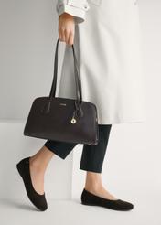 Dámske semišové balerínky v hnedej farbe BUTYD-1247-1I(W26), bočný pohľad na výrobok na nohách modelky.