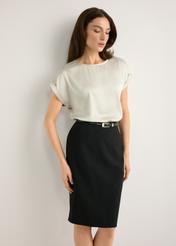 Svetlobéžová dámska blúzka BLUDT-0205-1A(W26), pohľad spredu na produkt na modelke. Viditeľná polovica siluety.