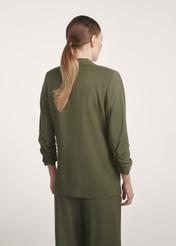 Dámske khaki sako ZAKDT-0043-55(Z25), pohľad na modelku zozadu. Viditeľná polovica siluety.