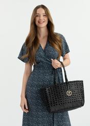 Čierna tkaná kožená kabelka TORES-1113-99(W25), pohľad spredu na produkt na modeli. Viditeľná je polovica siluety.