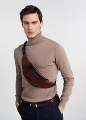 Pánska hnedá kožená ľadvinka TORMS-0107-1H(W26), pohľad na modelku na siluete, na svetlom pozadí.