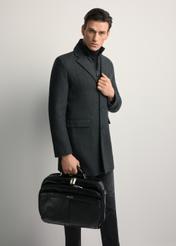 Čierna kožená pánska taška na notebook TORMS-0482-99(Z25) - pohľad spredu na produkt, ktorý drží model. Viditeľné celé telo.