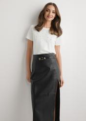 Dámske krémové tričko s perlami TSHDT-0158-0B(W26), pohľad spredu na produkt na modelke. Viditeľná polovica siluety.