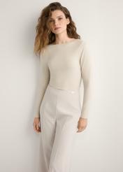 Dámska modálna blúzka LSLDT-0056-1A(W26) svetlej béžovej farby, pohľad spredu na modelku. Viditeľná polovica siluety.