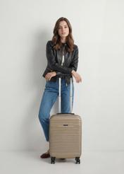 Malý kufor na kolieskach WALAB-0040-2X-19(W26), pohľad na produkt spredu vedľa modelu, viditeľná je celá silueta.