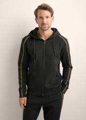 Pánska čierna mikina na zips BLZMT-0083-99(Z26), pohľad spredu na produkt na modelke. Viditeľná polovica siluety.