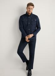 Pánska tmavomodrá prechodná bunda KURMT-0376-7D(W26), pohľad spredu na modelku. Viditeľné celé telo.