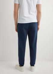 Pánske tmavomodré tepláky SPOMT-0109-7E(W26), pohľad na produkt zozadu na modeli. Viditeľná polovica siluety.