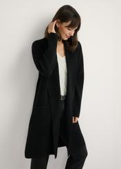 Čierny základný dámsky kardigan KARDT-0041-99(W25), pohľad spredu na produkt na modelke. Viditeľná polovica siluety.