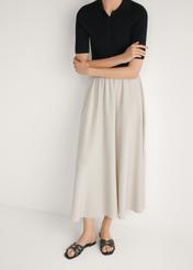 Čierne dámske šľapky s prešívaním BUTYD-1223-99(W26), pohľad spredu na výrobok na nohách modelky.