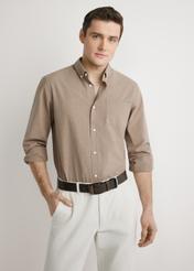 Pánska bavlnená košeľa v ťavej farbe KOSMT-0361-1D(W26), pohľad spredu na produkt na modelke. Viditeľná polovica siluety.