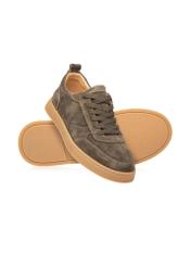 Kožené športové topánky khaki BUTYM-0528-8D(W26), diagonálny pohľad na produkt na bielom pozadí.