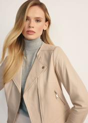 Dámska béžová kožená motorkárska bunda KURDS-0273-1B(KS) - pohľad spredu na produkt, na modelke, na svetlom pozadí. Viditeľná polovica siluety.