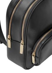 Malý čierny dámsky batoh TOREC-1026-99(W26), detailný záber produktu na bielom pozadí.
