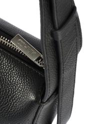 Dámska čierna kožená taška cez rameno TORES-1199-99(Z25), detailný záber na zips produktu, pohľad na bielom pozadí.