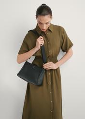 Dámska čierna kožená taška cez rameno TORES-1214-9I(W26), pohľad spredu na produkt na modelke, viditeľná polovica siluety.