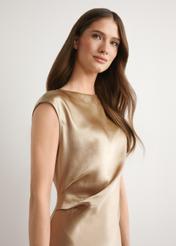 Dlhé béžové šaty SUKDT-0266-1B(W26) - pohľad spredu na výrobok, na modelke, na svetlom pozadí. Viditeľná polovica siluety.