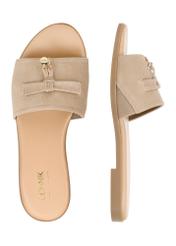 Dámske semišové žabky v chladnej béžovej farbe BUTYD-1255-1K(W26), pohľad na produkt zhora na bielom pozadí.