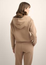 Dámska mikina s kapucňou na zips v ťavej farbe BLZDT-0122-1D(Z26), pohľad na produkt zozadu na modelke. Viditeľná polovica siluety.