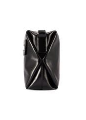 Čierna dámska kabelka cez rameno TOREC-1207-9F(W26), bočný pohľad na produkt na bielom pozadí.