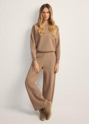 Dámska mikina z viskózy BLZDT-0117-24(Z25) v ťavej farbe, pohľad spredu na produkt na modelke. Viditeľné celé telo.