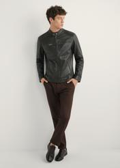 Pánske hnedé nohavice SPOMT-0121-1I(W26) - pohľad spredu na výrobok na modeli, na svetlom pozadí. Viditeľná je celá silueta.