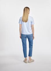 Svetlomodré dámske basic tričko TSHDT-0120-60(W25), fotografia zadnej strany na modelke na bielom pozadí. Je viditeľná celá silueta.