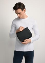 Pánska čierna kozmetická taška TORMN-0370-99(Z25) - pohľad spredu na produkt, ktorý drží modelka, na svetlom pozadí. Viditeľná polovica siluety.