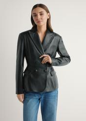 Dámska čierna kožená bunda KURDS-0600-99(W26) - pohľad spredu na produkt, na modeli, na svetlom pozadí.