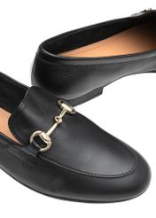 Dámske kožené čierne mokasíny BUTYD-0916A-99(W26), detailný záber produktu na bielom pozadí.