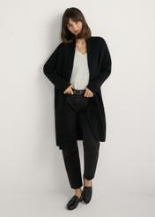 Čierny dámsky základný kardigan KARDT-0041-99(W25), pohľad spredu na produkt na modelke. Viditeľné celé telo.