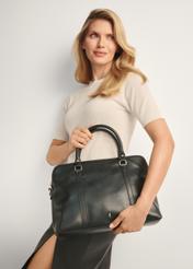 Čierna dámska taška na notebook TOREC-1130-99(W26), pohľad na produkt spredu na modelke, viditeľná polovica siluety.