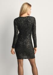 Čierne flitrované šaty SUKDT-0254-99(Z25) - pohľad na výrobok zozadu na modelke, na bielom pozadí. Viditeľná silueta po kolená.