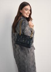 Malá, elegantná dámska kabelka TOREC-1098-99(Z25) - pohľad spredu na produkt na modeli na bielom pozadí. Z boku je viditeľná polovica siluety.