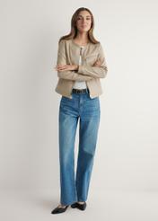 Dámska béžová bunda z pravej kože KURDS-0154-1B(W26), pohľad spredu na modelku. Viditeľná celá postava.