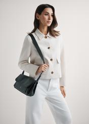 Klasická čierna dámska kabelka TOREC-1124-99(W26), pohľad na produkt na ramene modelky. Viditeľná polovica siluety.