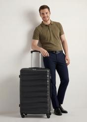 Veľký kufor na kolieskach WALAB-0081-99-28(W26), pohľad spredu na produkt vedľa siluety modelky.