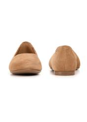 Dámske semišové balerínky béžovej farby BUTYD-1247-1B(W26), pohľad spredu a zozadu na výrobok na bielom podklade.