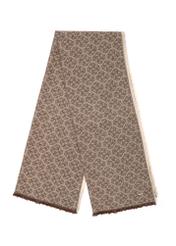 Veľká hnedá dámska šatka s monogramom SZADT-0130A-82(Z25), pohľad na produkt na bielom pozadí.-02