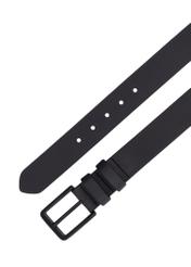 Čierny pánsky kožený opasok PASMS-0287-99(Z26), pohľad na sponu produktu na bielom pozadí.