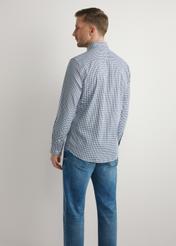 Pánska tmavomodrá bavlnená košeľa s kockovaným vzorom KOSMT-0277-7E(W26), pohľad na produkt zozadu na modelke. Viditeľná polovica siluety.