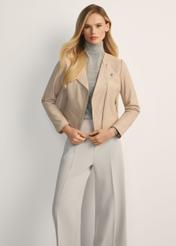 Dámska béžová kožená motorkárska bunda KURDS-0273-1B(KS) - pohľad spredu na produkt, na modelke, na svetlom pozadí. Viditeľné celé telo.